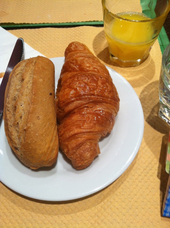 Plug Inn Hostel Paris breakfast